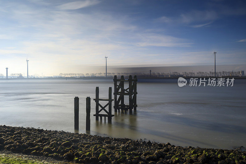 Nieuwe Waterweg河沿岸海景，以europort工业区为背景;